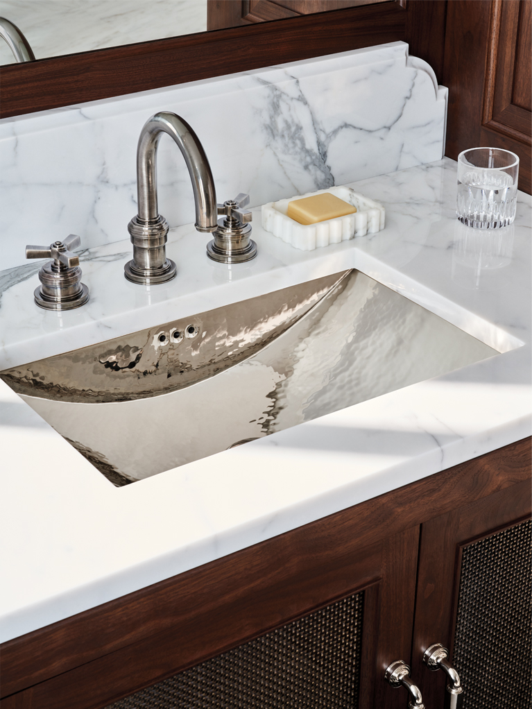 The classical: Bathroom fittings, lighting, bathtubs, furnishings