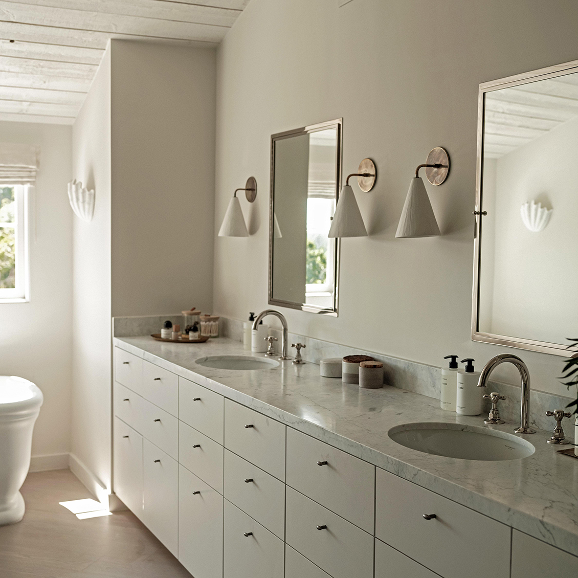 Discover Clara Undermount Oval Vitreous China Single Glazed Lavatory