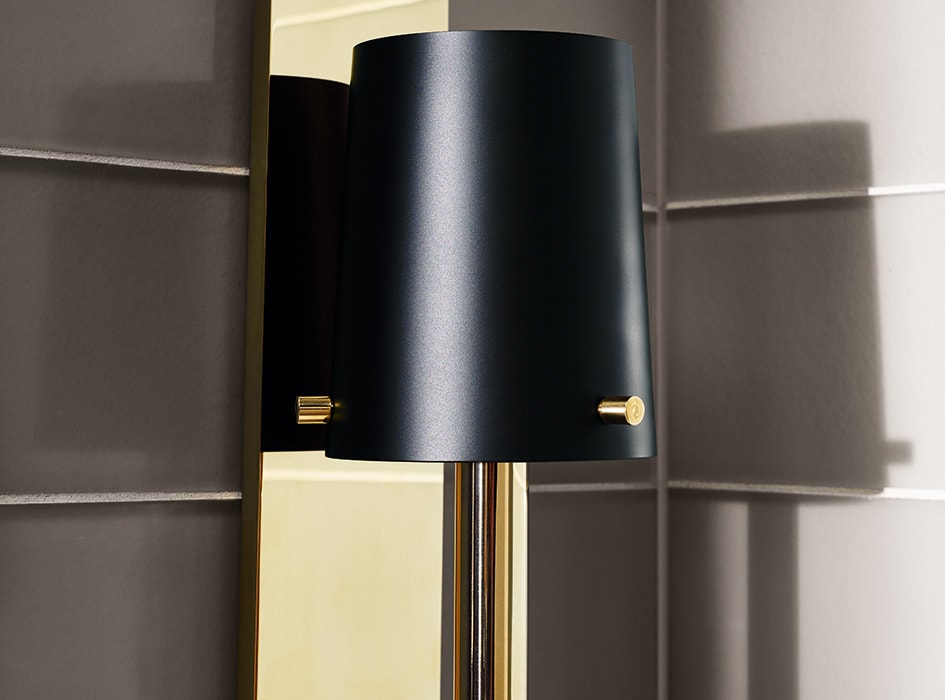 Traditional sconce lighting reinterpreted in a modern way. In this classic design, familiar silhouettes are reduced to their minimalist essence.